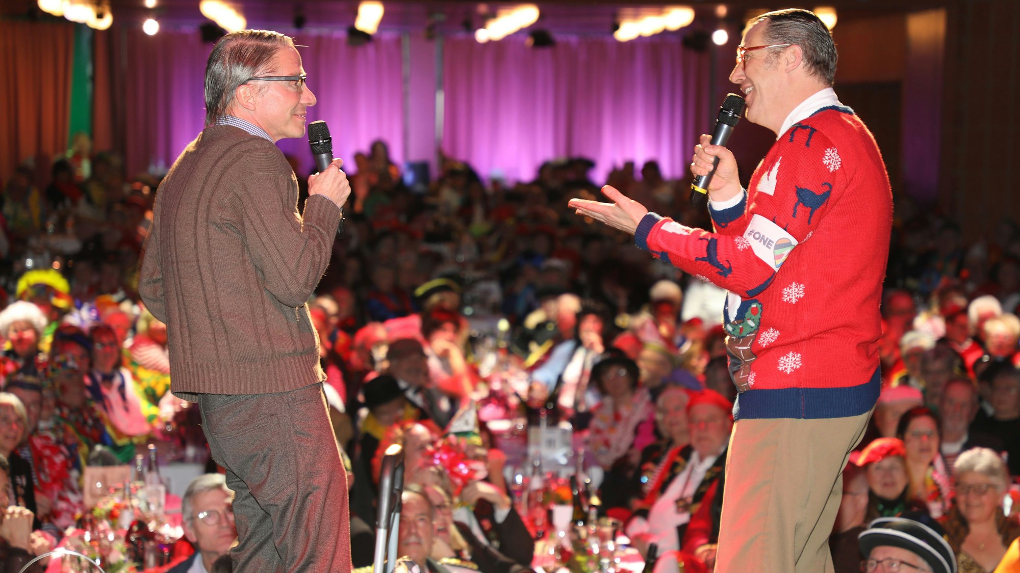 Das Rednerduo Willi und Ernst im Zwiegespräch auf der Bühne der Nostalgiesitzung Fastelovend Anno Pief.