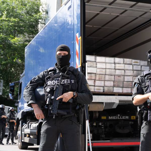 Polizisten sichern einen Polizei-Lastwagen mit sichergestelltem Kokain auf der Ladefläche nach dem Fund der größten in Deutschland bislang auf einen Schlag sichergestellten Menge Kokain.