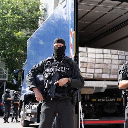 Polizisten sichern einen Polizei-Lastwagen mit sichergestelltem Kokain auf der Ladefläche nach dem Fund der größten in Deutschland bislang auf einen Schlag sichergestellten Menge Kokain.