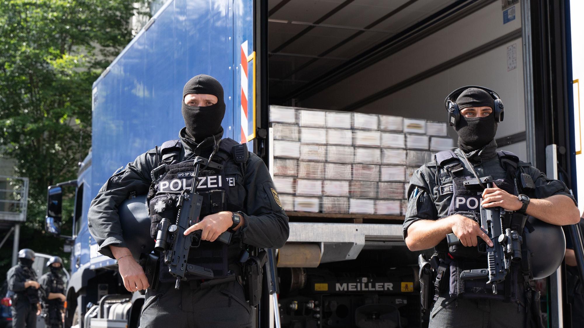 Polizisten sichern einen Polizei-Lastwagen mit sichergestelltem Kokain auf der Ladefläche nach dem Fund der größten in Deutschland bislang auf einen Schlag sichergestellten Menge Kokain.