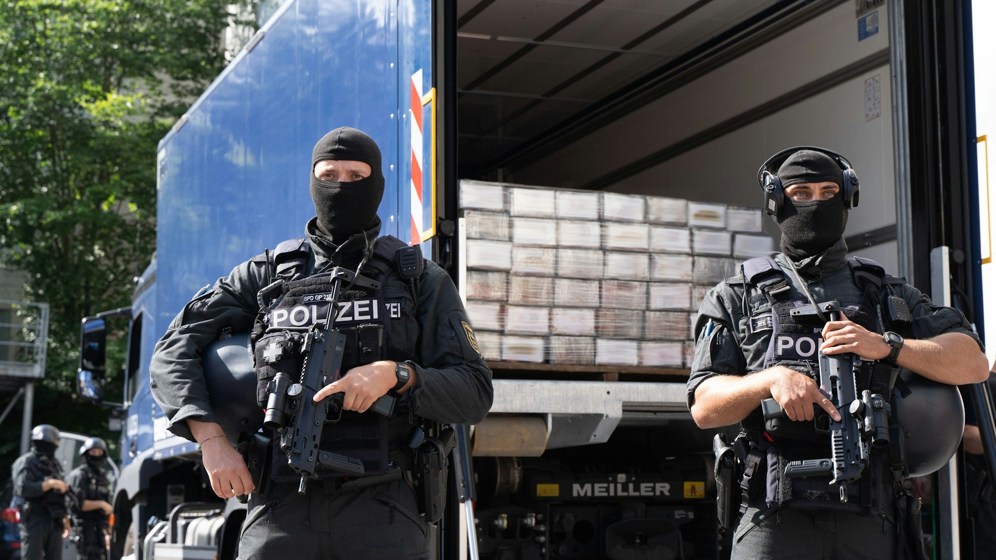 Polizisten sichern einen Polizei-Lastwagen mit sichergestelltem Kokain auf der Ladefläche nach dem Fund der größten in Deutschland bislang auf einen Schlag sichergestellten Menge Kokain.