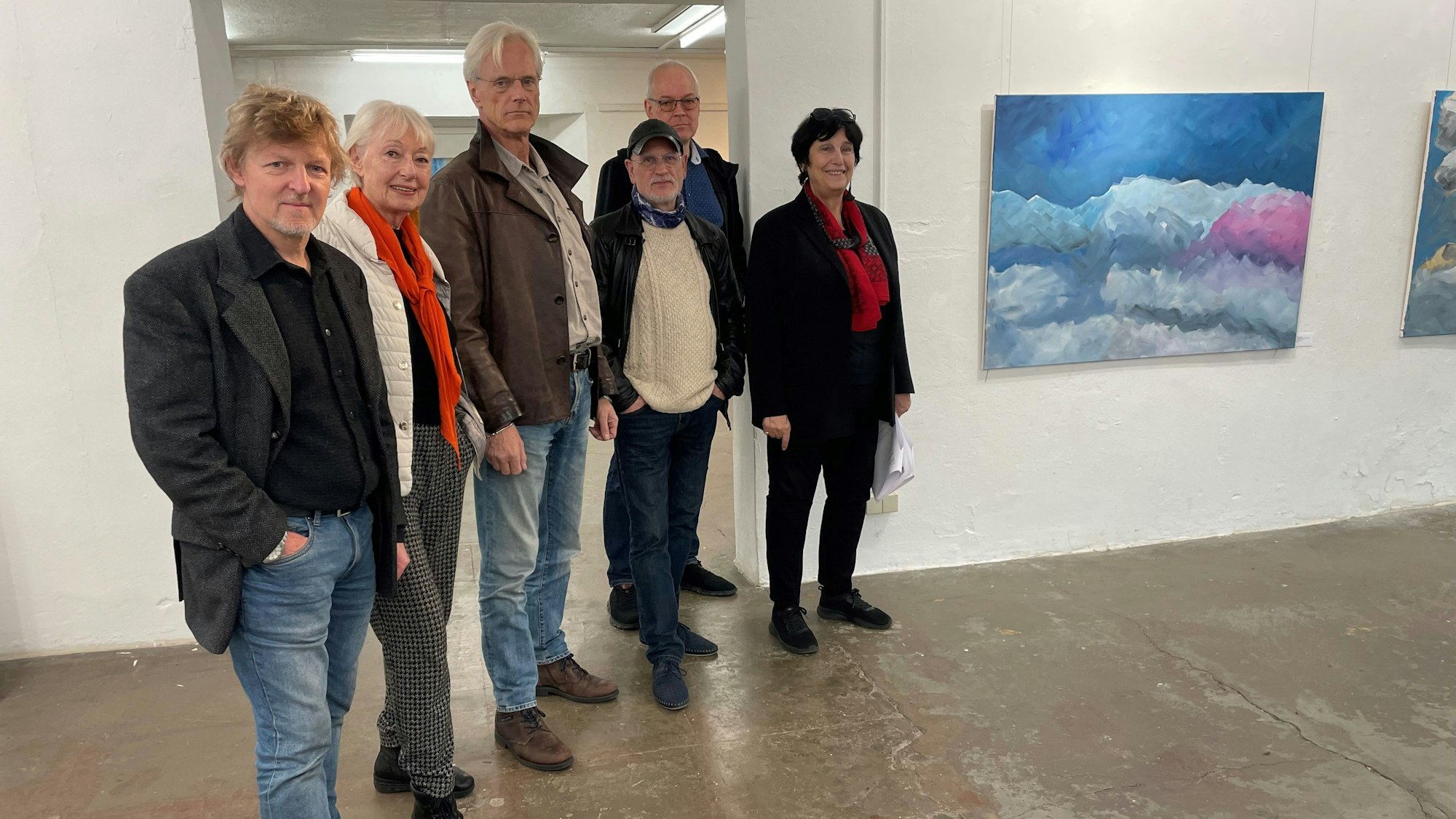 „In der Schwebe“ lautet der Titel der Jahresausstellung der AG Leverkusener Künstler. Sie wird am Sonntag, 16. November 2025, eröffnet.