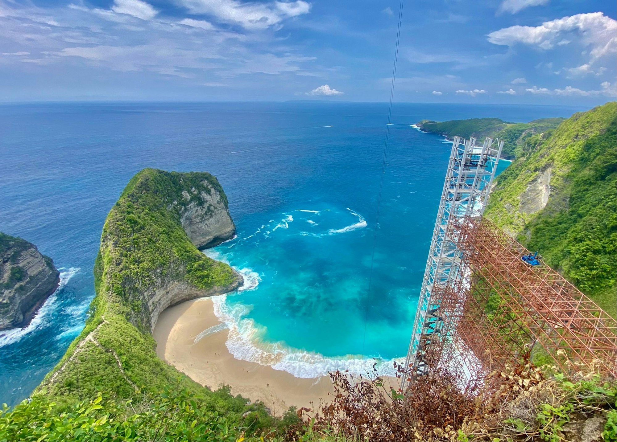 Der Kelingking Beach mit dem T-Rex-Felsen ist ein weltbekanntes Fotomotiv - aber der halbfertige Bau des Glasaufzugs verschandelt den Ausblick.