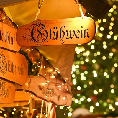 Glühwein gibt es auf dem romantischen Weihnachtsmarkt auf dem Karl-Gatzweiler-Platz in Sankt Augustin.