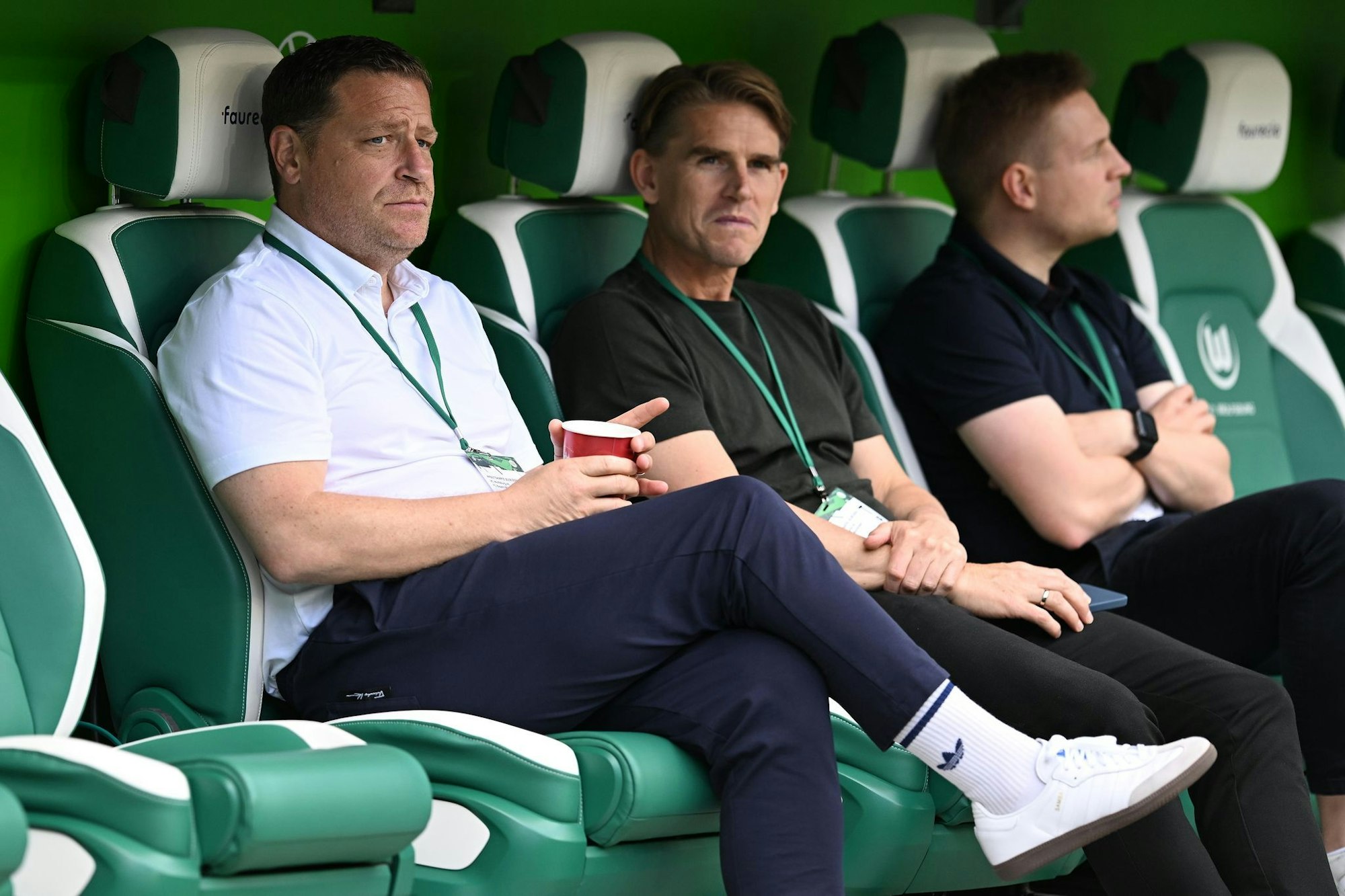 In Wolfsburg im Gespräch: Bayern-Sportchef Christoph Freund (M.) (Archivbild)