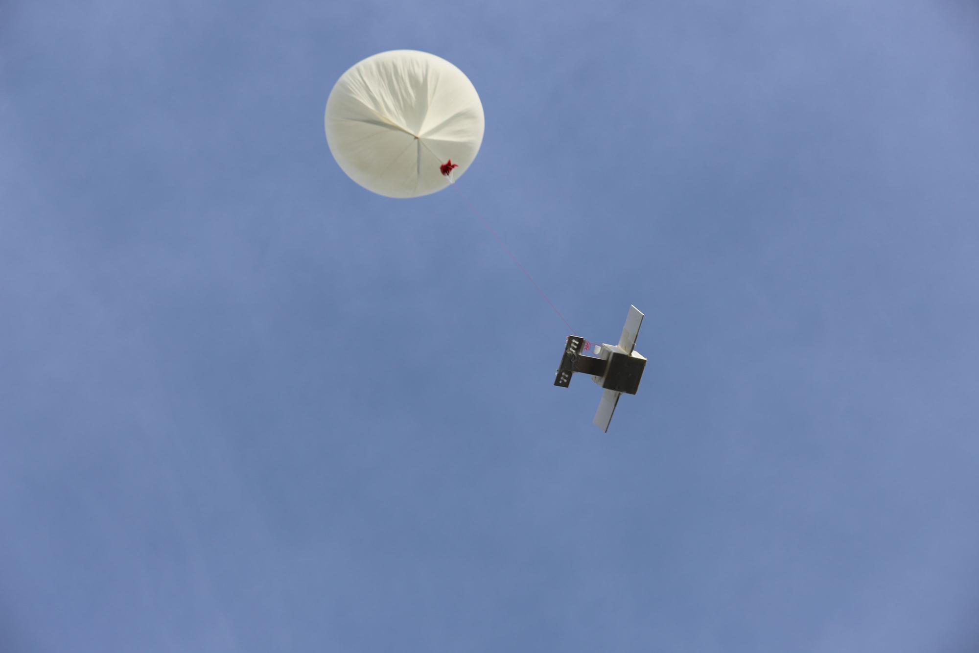 Der Wetterballon zieht die Sonde in die Stratosphäre hoch über Köln.
