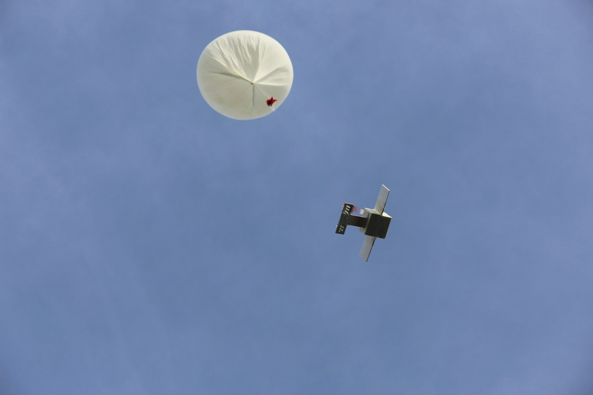Der Wetterballon zieht die Sonde in die Stratosphäre hoch über Köln.