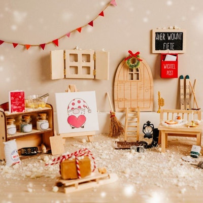 Eines der Sets von Sabine Jürges mit Wichteltür, Briefkasten, Leiter und vielen anderen Kleinigkeiten.