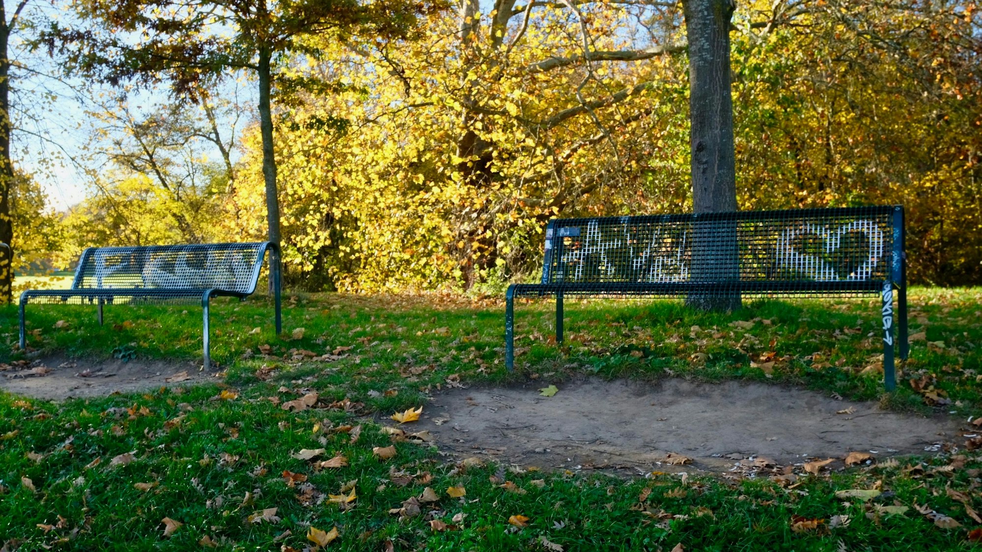 Auch andere Bänke im Beethovenpark sind beschmiert.