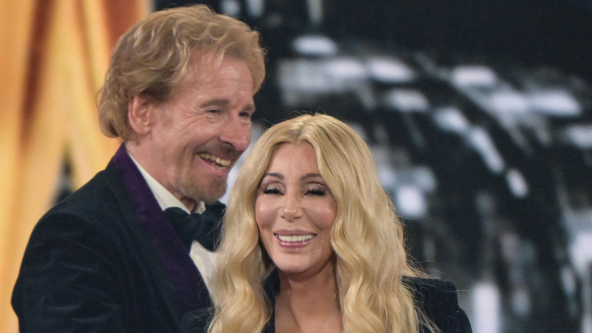 Cher wird von Thomas Gottschalk umarmt, nachdem sie einen Bambi in der Kategorie „Legende“, während der 77. Bambi-Verleihung in den Bavaria Filmstudios erhalten hat.