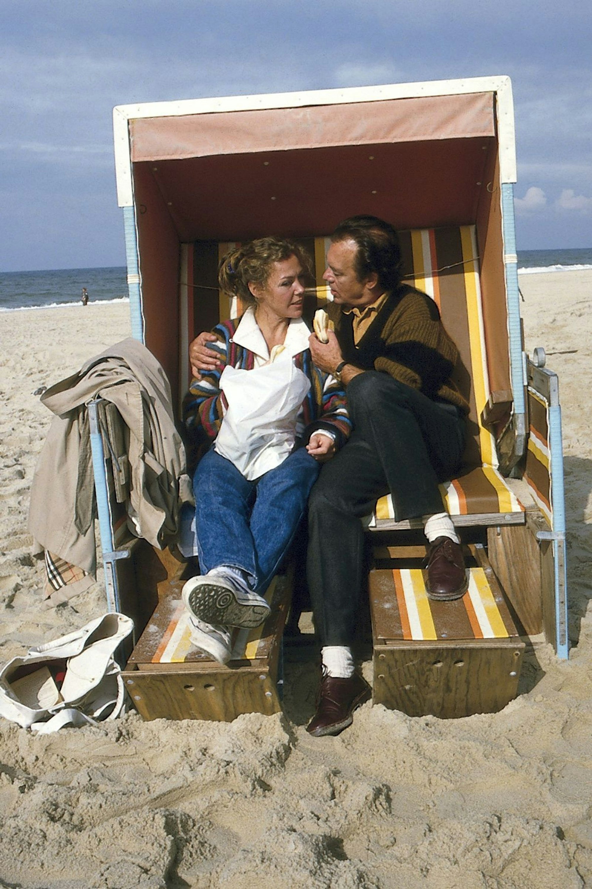 Als Urlaubsregionen noch Sehnsuchtsorte waren: Schwester Christa (Gaby Dohm) und Professor Brinkmann (Klausjürgen Wussow) genießen unbeschwerte Urlaubstage. (Bild: ZDF / Thomas Waldhelm)