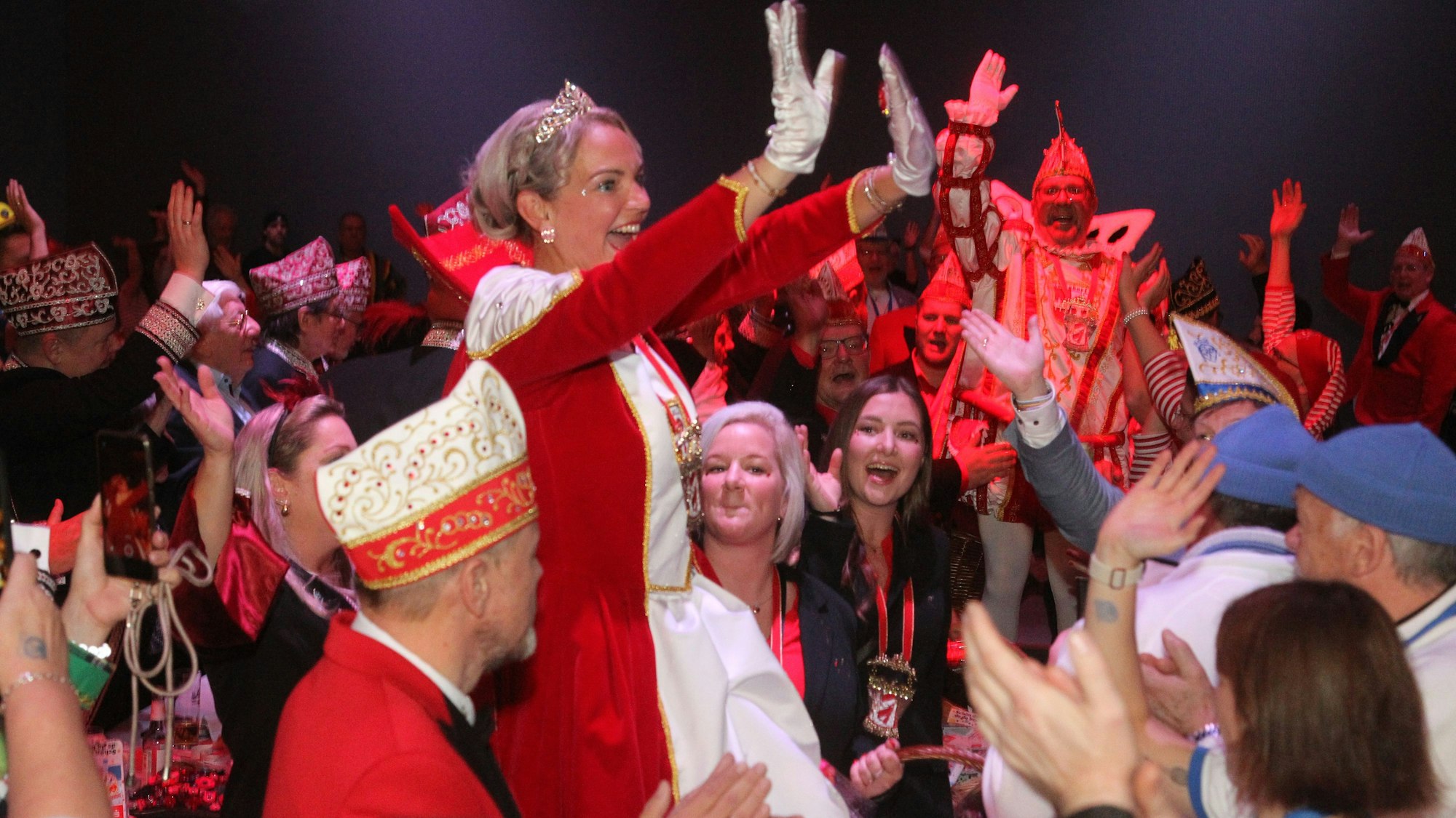Beim Einmarsch jubelten die neuen Tollitäten den zahlreichen Besuchern zu.