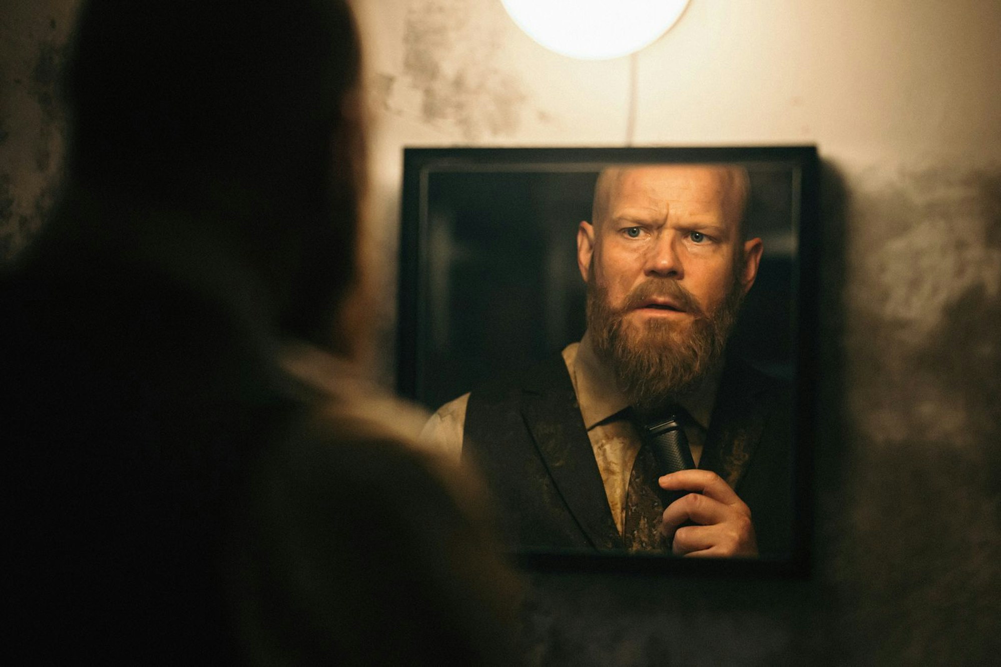 Tom (Anders Baasmo) hat einen schweren Fehler begangen. Seine Accounts wurden gehackt, sein Wirken als Internet-Troll wird öffentlich. (Bild: ZDF/LUKAS SALNA)