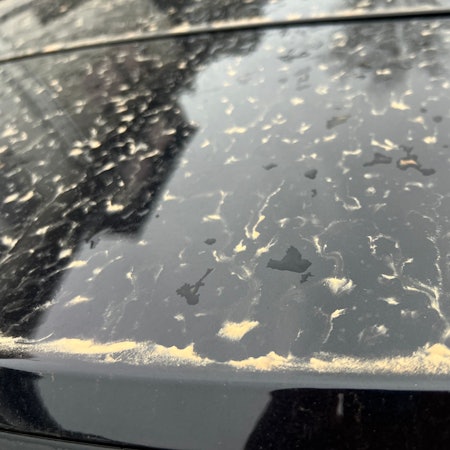 Roter Sand am Samstagmorgen auf einer Autoscheibe in Köln.