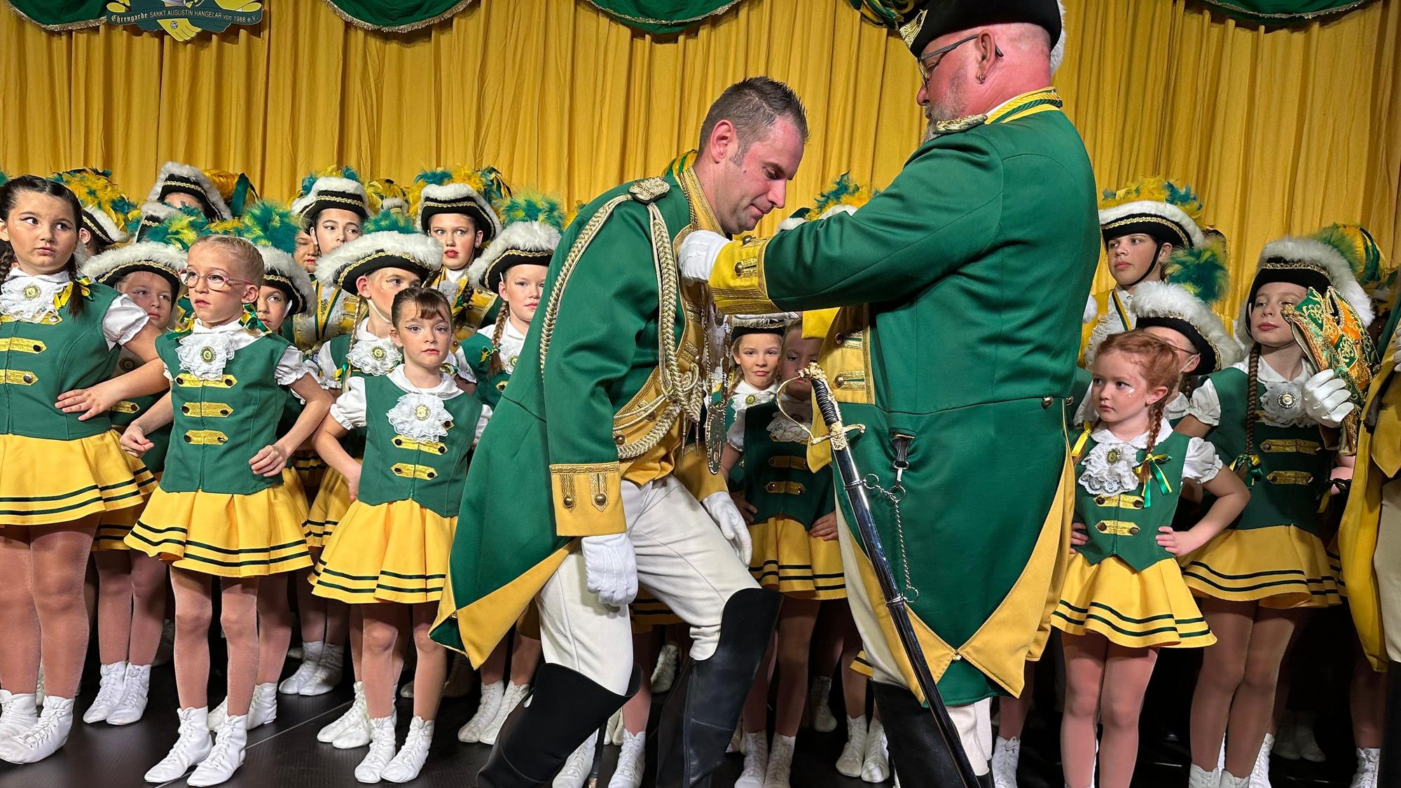 Prunksitzung der Ehrengarde Hangelar im Haus der Nachbarschaft, der alte Präsident Dirk Huchler (r.) überreicht die Amtskette an seinen Nachfolger Mark Schaefer.
