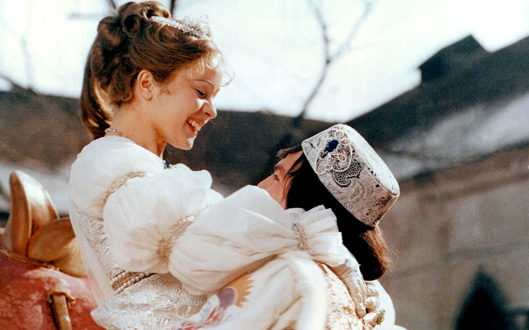 Vor 50 Jahren feierte der Film „Drei Haselnüsse für Aschenbrödel“ Premiere. Bis heute gilt die Geschichte über den Prinzen (Pavel Trávnícek) und Aschenbrödel (Libuse Safránková) als absoluter Klassiker in der Weihnachtszeit. (Bild: WDR/DRA)