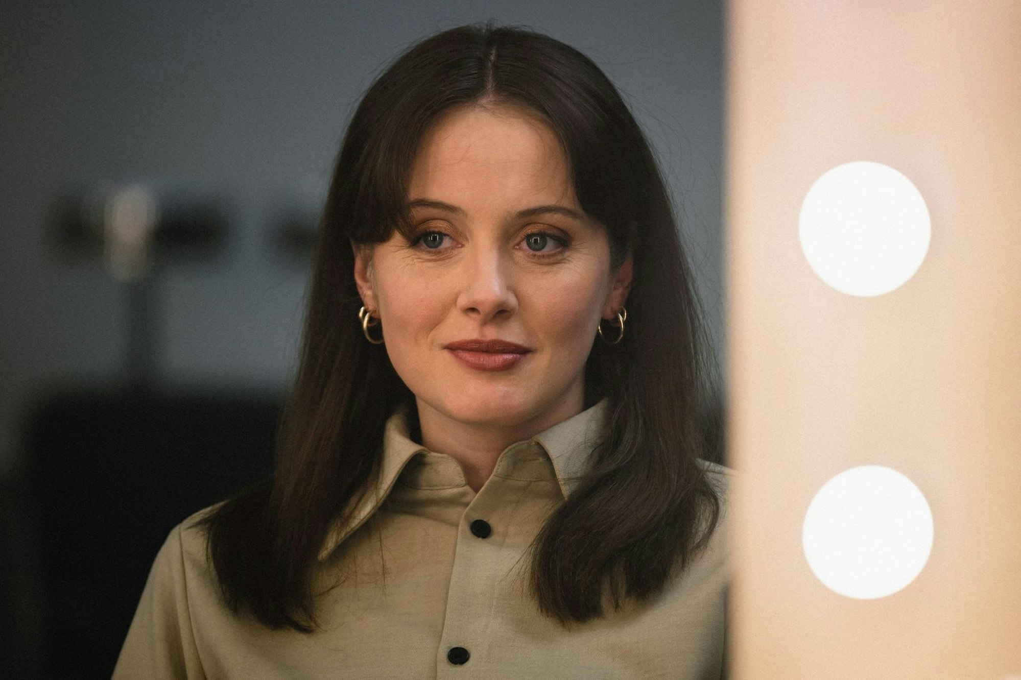 Die feministische Comedienne Live (Ingrid Unnur Giæver) scheint ihr Leben im Griff zu haben. Als sie von Internet-Troll Tom aufs Schärfste angegriffen wird, holt sie zum Gegenschlag aus. (Bild: ZDF/LUKAS SALNA)