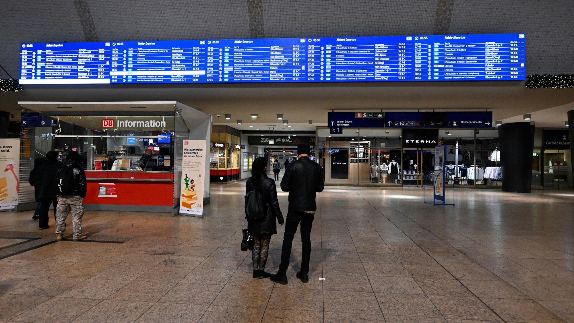 Nur wenige Reisendeam Samstagmorgen im Kölner Hauptbahnhof.