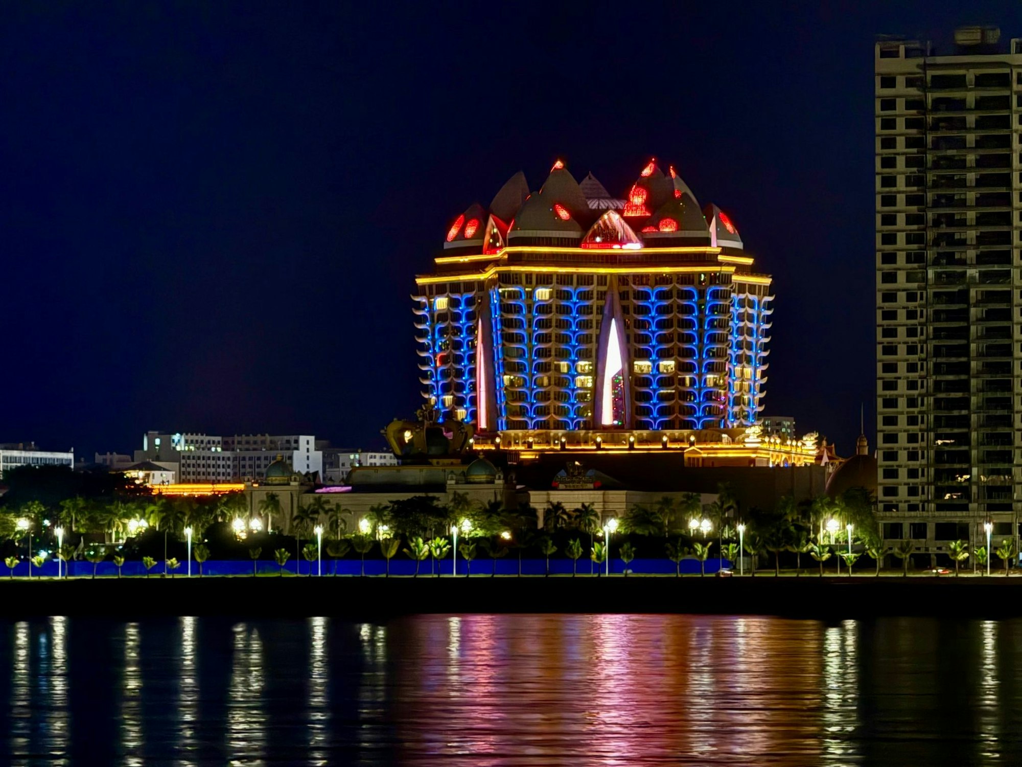 Nachts tanzen auf den kolossalen Kasino-Gebäuden der Sonderwirtschaftszone bunte Lichter über die Fassaden.