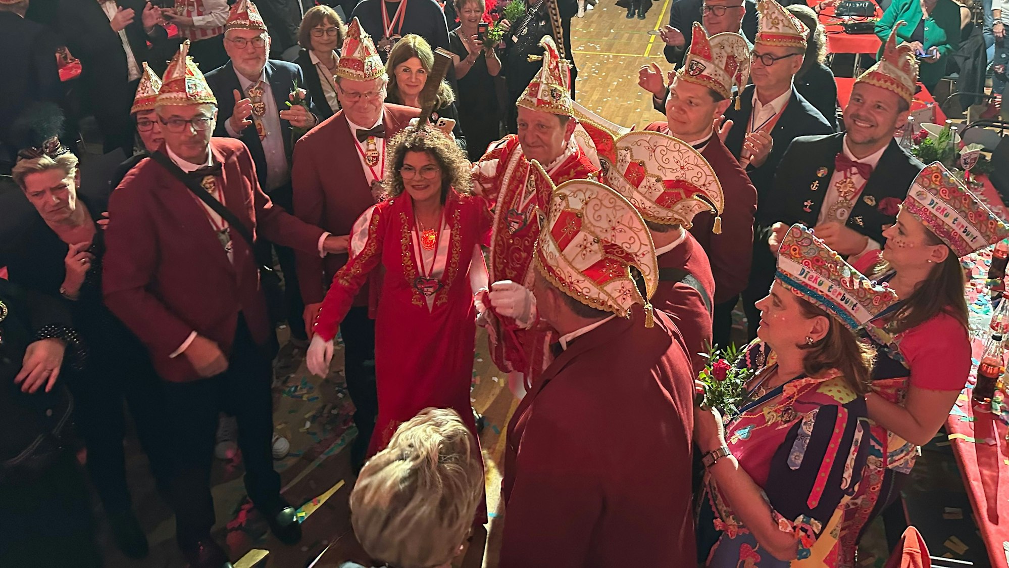 Tollitäten zum Anfassen: Umjubelt vom närrischen Volk wurde das Prinzenpaar beim Einzug in den Saal.