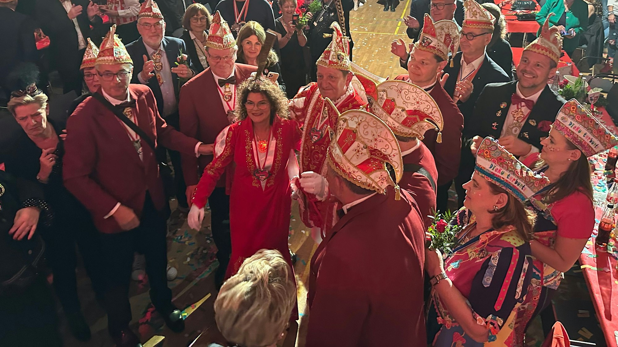 Tollitäten zum Anfassen: Umjubelt vom närrischen Volk wurde das Prinzenpaar beim Einzug in den Saal.
