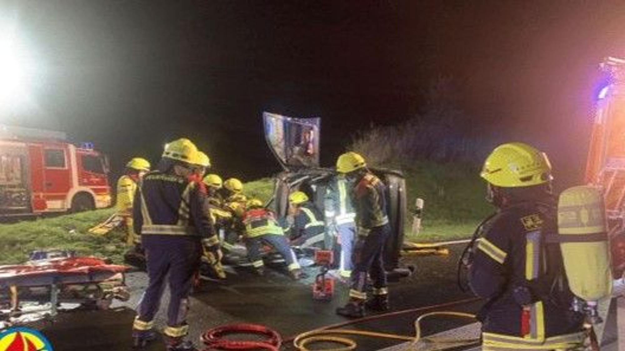 Die Feuerwehr musste hydraulisches Gerät einsetzen, um die Personen aus ihren Pkw befreien zu können.
