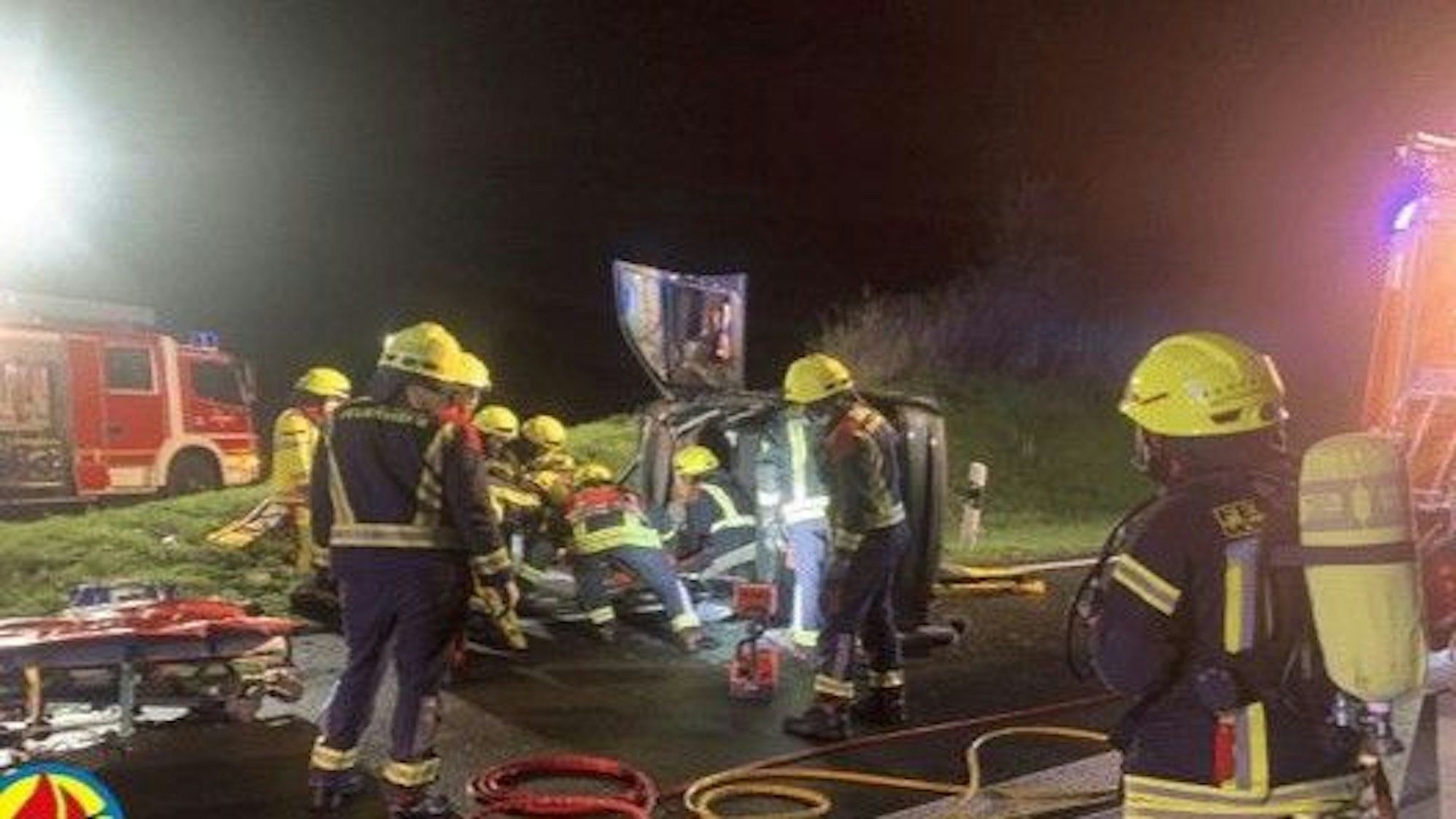 Die Feuerwehr musste hydraulisches Gerät einsetzen, um die Personen aus ihren Pkw befreien zu können.