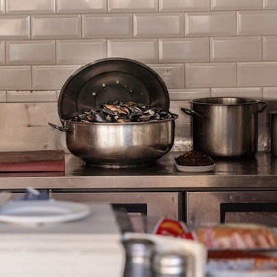 In einem türkischen Stand für Streetfood, der von den türkischen Behörden geschlossen wurde, steht noch ein Topf mit Muscheln. Streetfood beim Istanbul-Besuch könnte mehreren Mitgliedern einer Familie aus Hamburg das Leben gekostet haben.