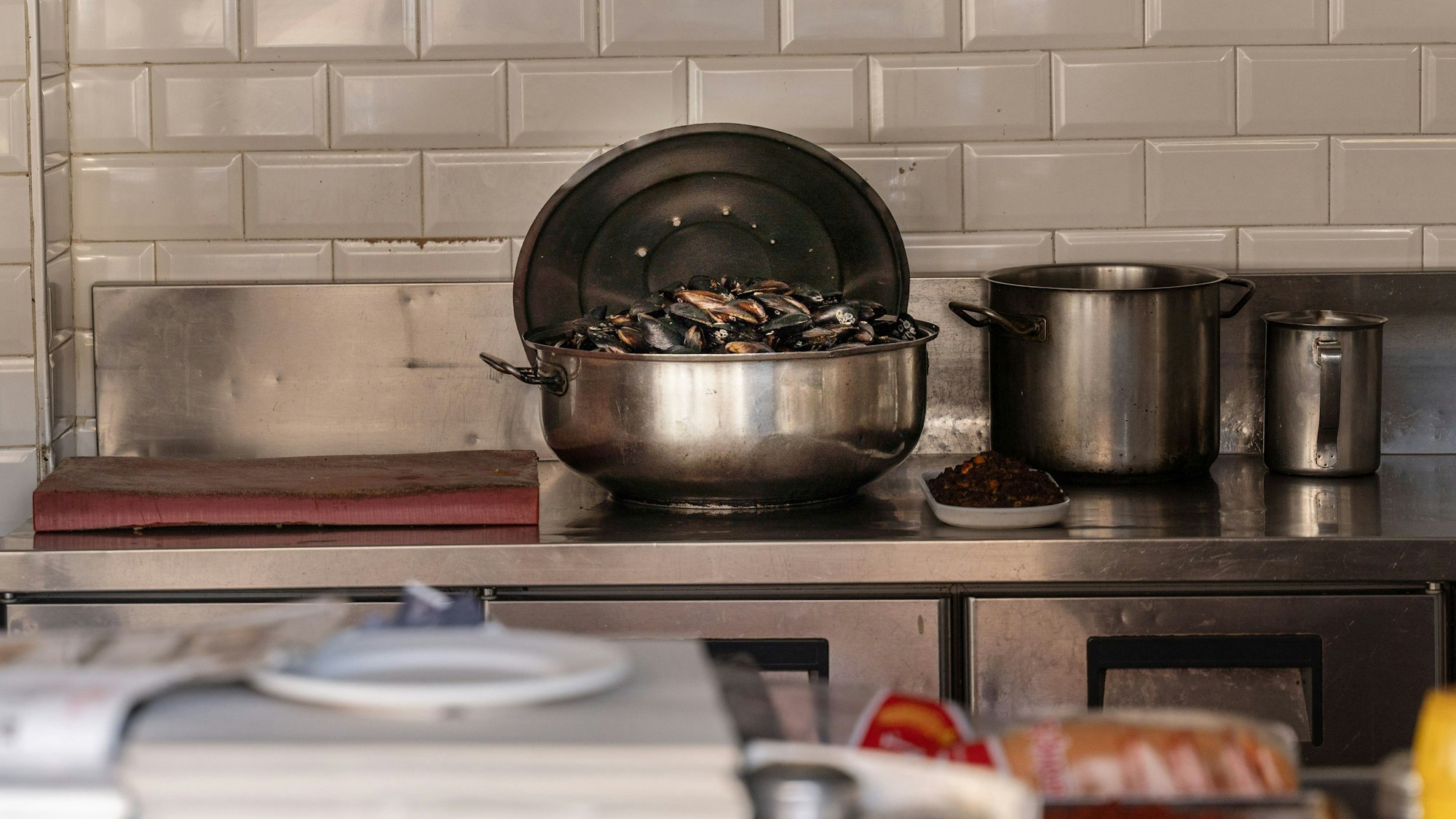 In einem türkischen Stand für Streetfood, der von den türkischen Behörden geschlossen wurde, steht noch ein Topf mit Muscheln. Streetfood beim Istanbul-Besuch könnte mehreren Mitgliedern einer Familie aus Hamburg das Leben gekostet haben.