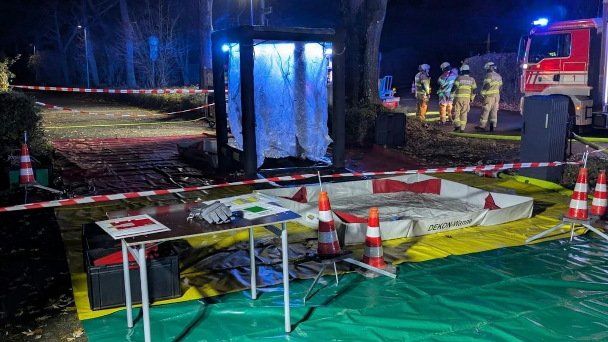 Einsatz der Feuerwehr am Kombibad Paffrath in Bergisch Gladbach.