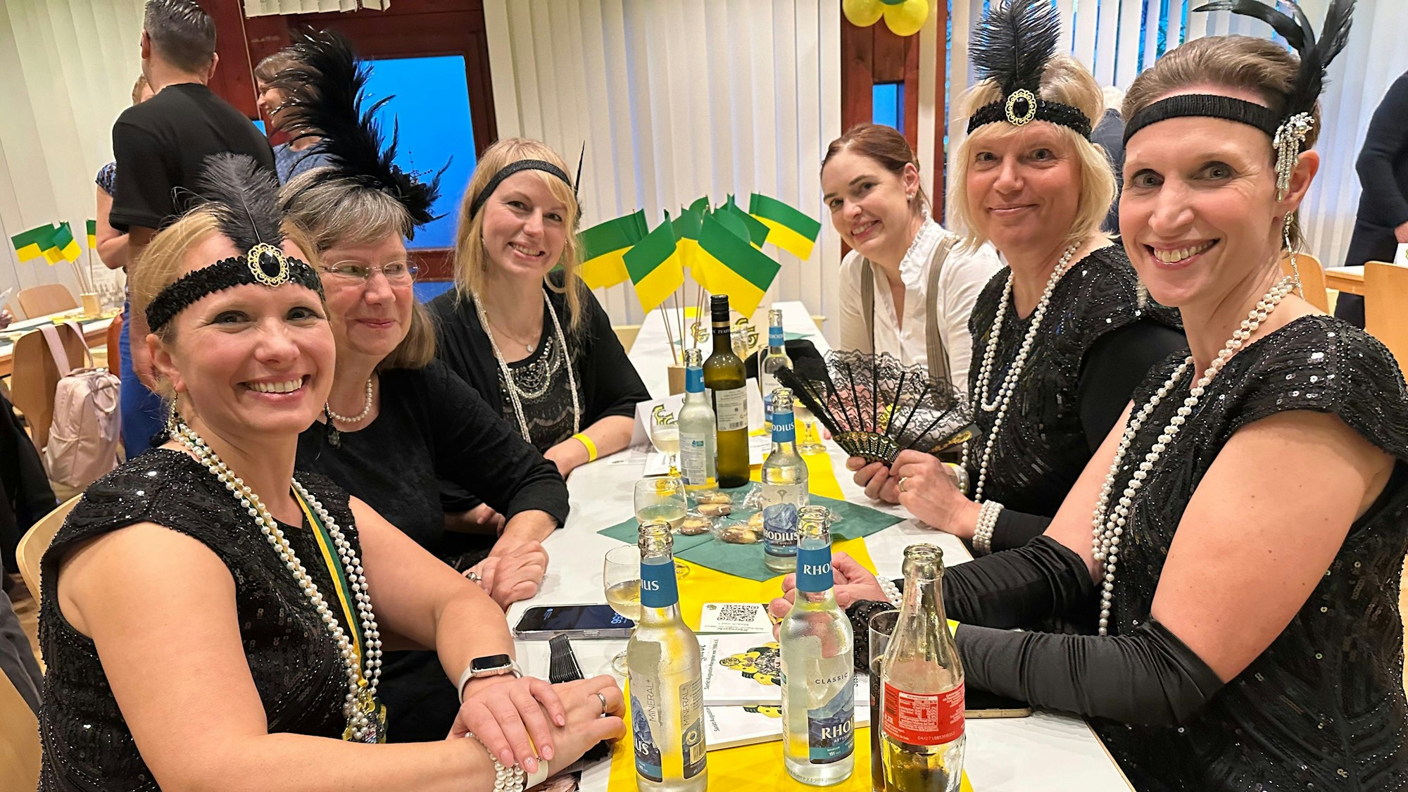 Mit Kostümen aus den 20er Jahren kamen diese sechs Frauen zur Sitzung der Ehrengarde Hangelar.