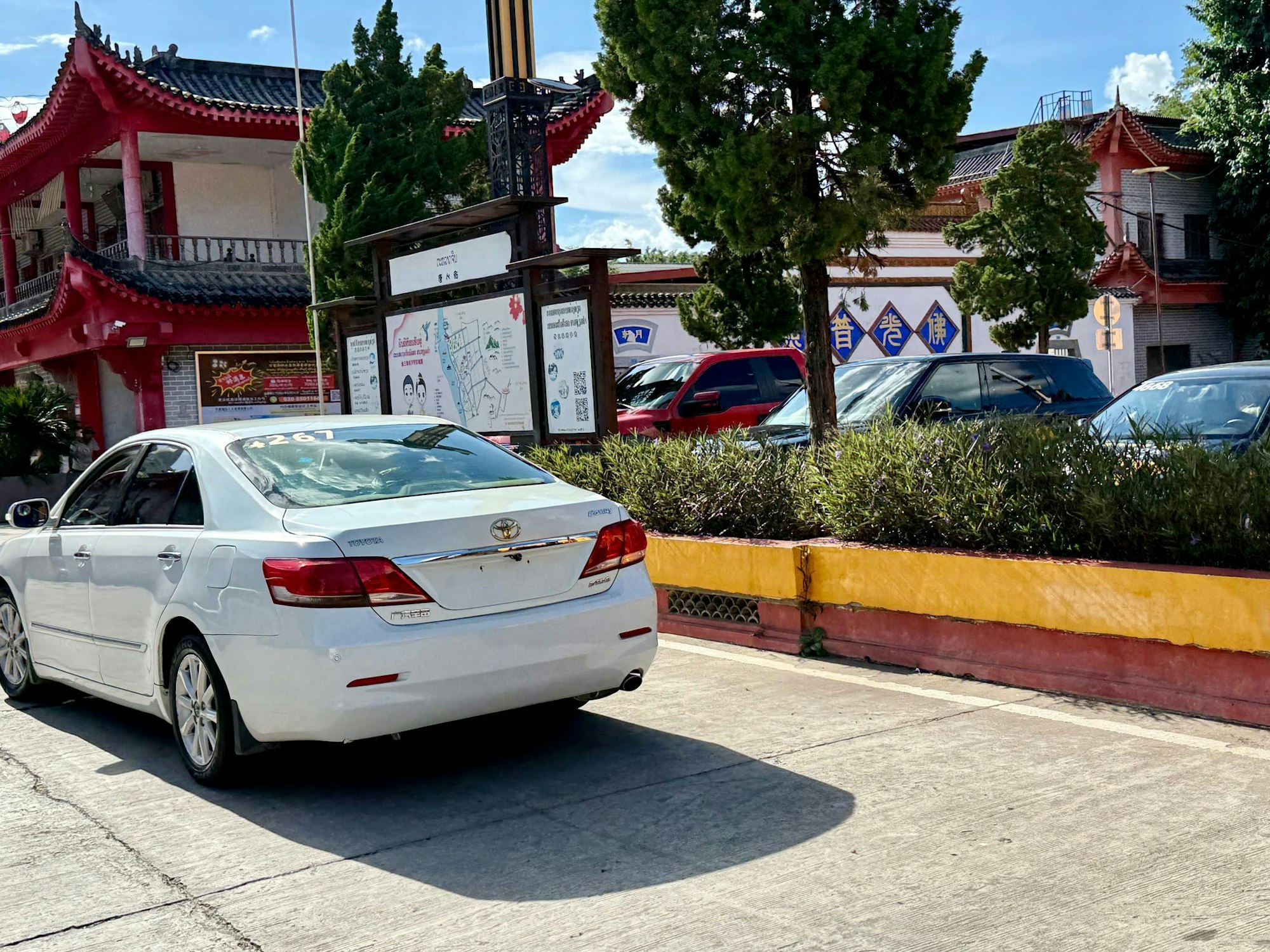 Die meisten Autos in der dubiosen Golden Triangle Special Economic Zone haben nicht einmal Nummernschilder.