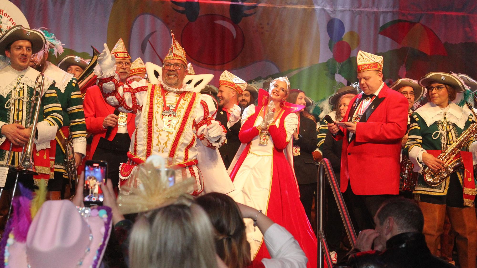 Prinzenproklamation in Troisdorf: Das Prinzenpaar der KG Halt Pool aus Friedrich-Wilhelms-Hütte heißt Sascha I. und Kathrin I. (Böhm).