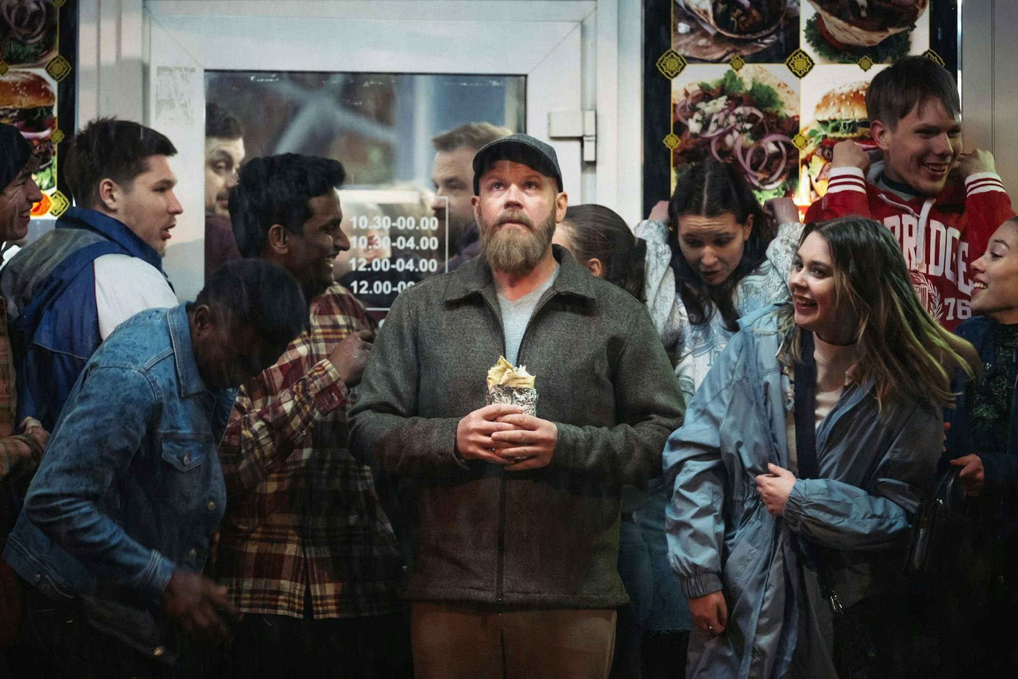 Mittvierziger Tom (Anders Baasmo) fühlt sich oft einsam. Gerade in der Öffentlichkeit - unter Menschen. Seinen Frust lädt er nach Feierabend im Internet ab. (Bild: ZDF/LUKAS SALNA)