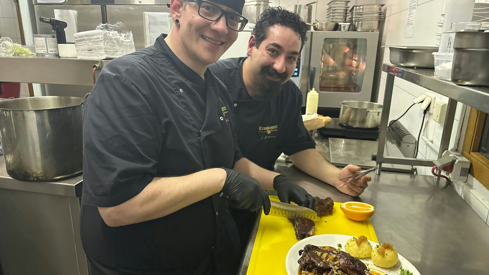 Im Restaurant Traube in der Küche beim Zubereiten der Gans: Koch Jakob Lohmann (l.) und Küchenchef Stefan Müller.