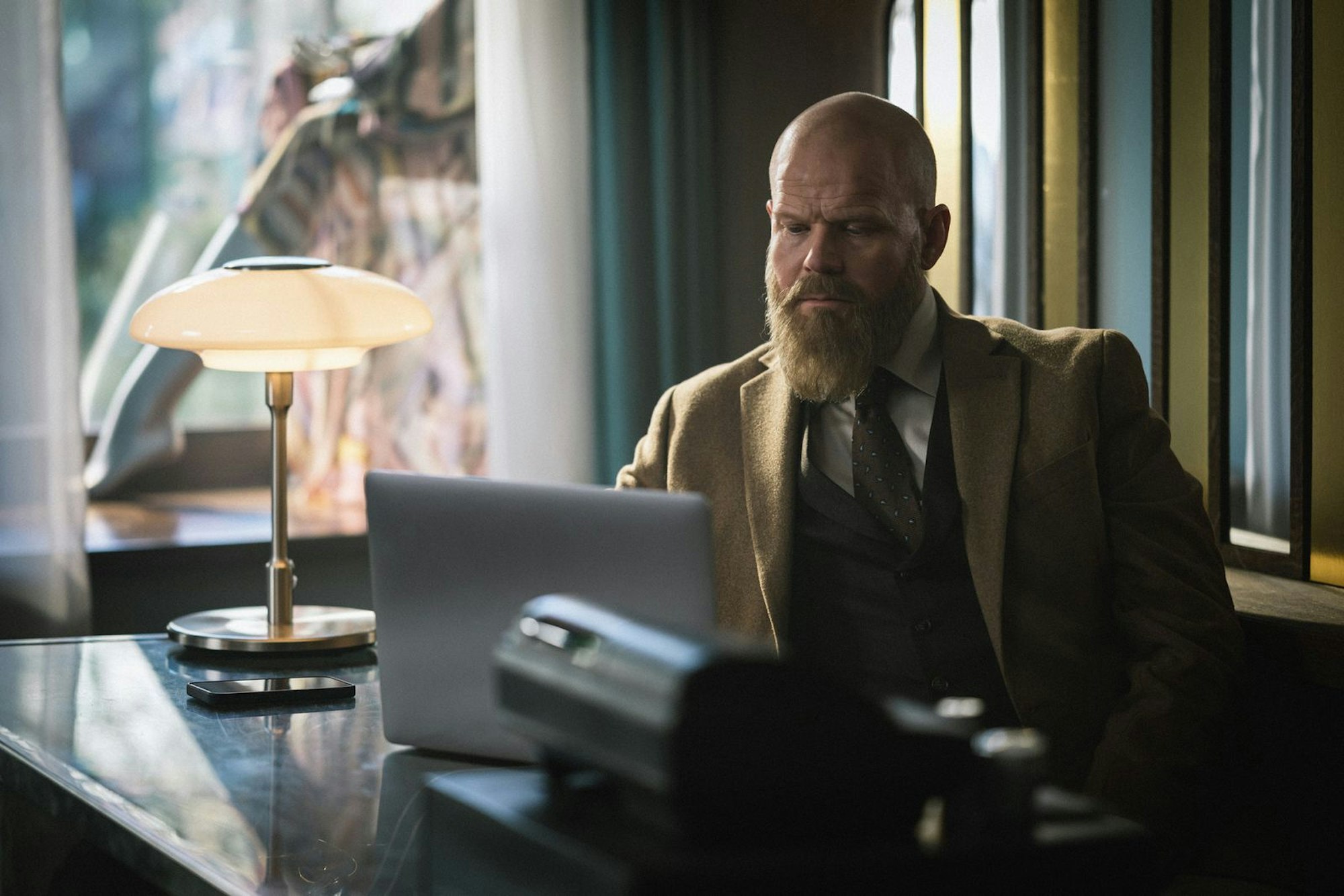 Damenmode-Verkäufer Tom (Anders Baasmo) betätigt sich in der preisgekrönten norwegischen Serie „Toxic Tom“ nach Feierabend als Internet-Troll und wettert gegen Wokeness und Feminismus. Als er nach einer Hassattacke auf eine Fernseh-Comedienne enttarnt wird, wandelt sich Toms Leben zu einem „Walk of Shame“. Findet er einen Ausweg? (Bild: ZDF/LUKAS SALNA)