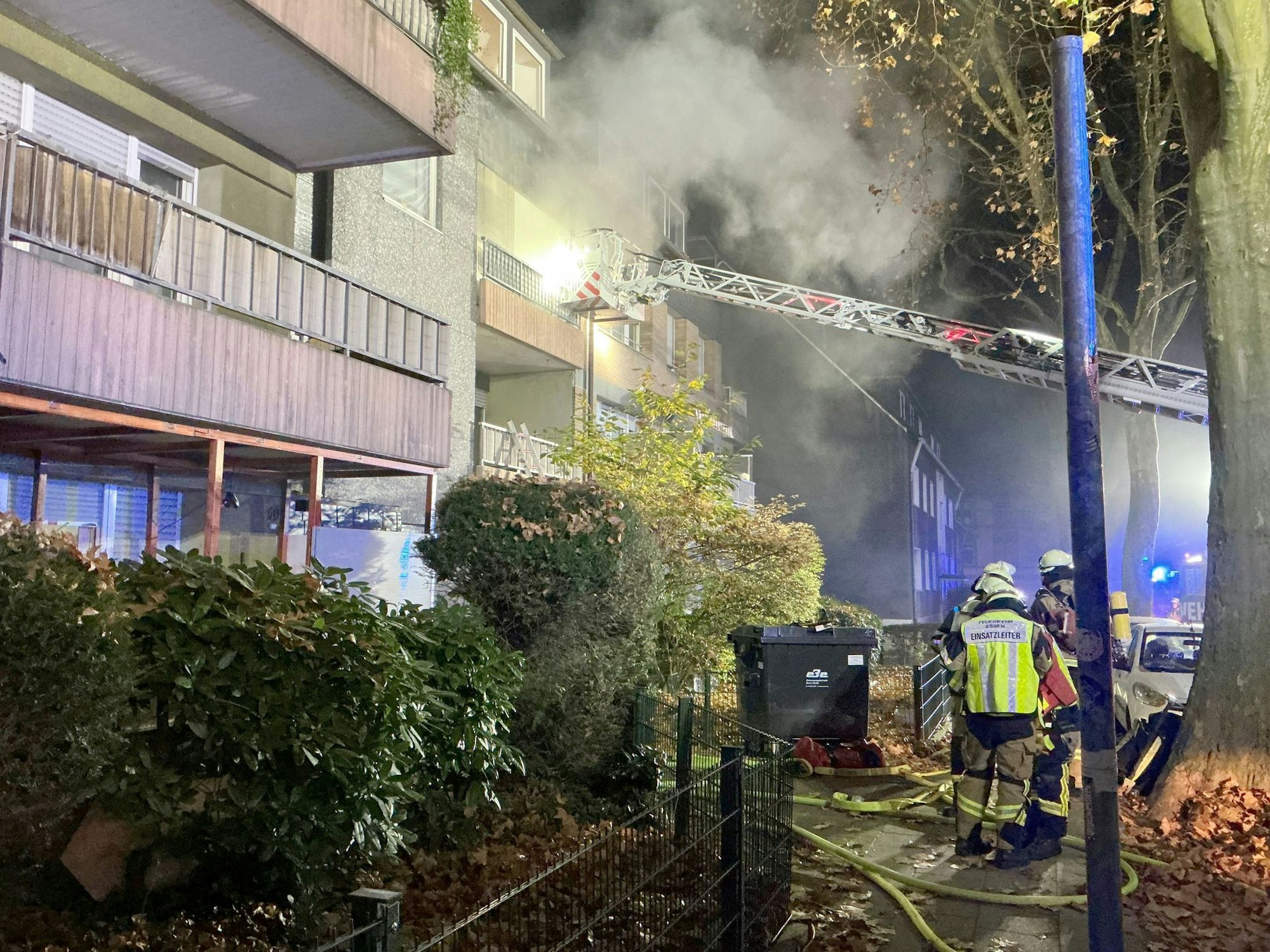Sechs Verletzte bei Feuer in Wohnhaus.