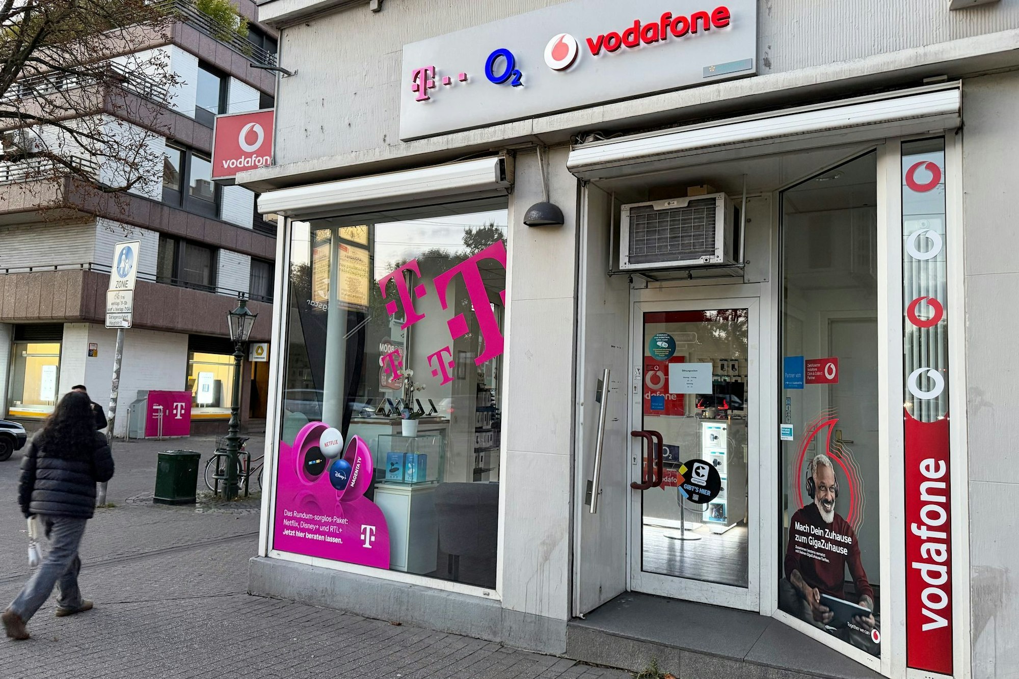 Ein Mobilfunkshop, in dem Verträge für die Handynetze der drei etablierten deutschen Netzbetreiber zu haben sind.