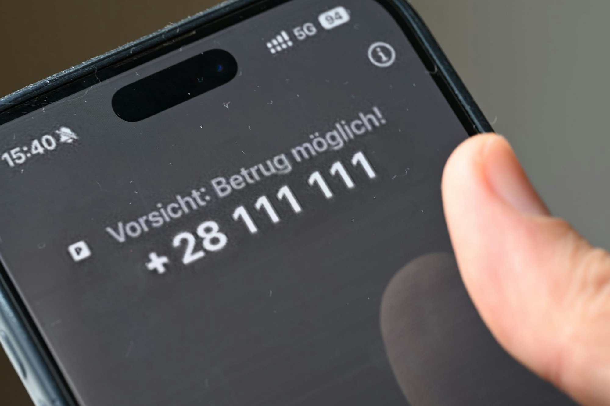 Besser nicht drangehen: Vodafone warnt bei einem Anruf vor einer möglichen Betrugsmasche, hier ein gestelltes Bild mit einer fiktiven Telefonnummer, die Vodafone nur zwischenzeitlich zu technischen Testzwecken geschaltet hatte.