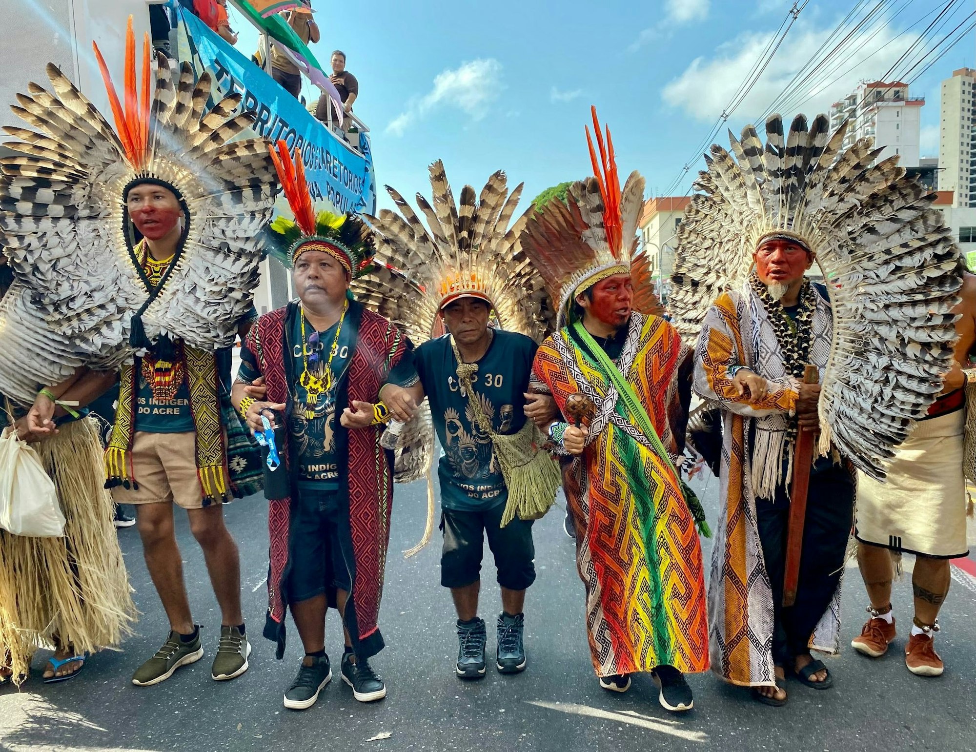 Tausende Indigene und internationale Klimaschützer zogen durchs Zentrum der Millionenstadt Belém.