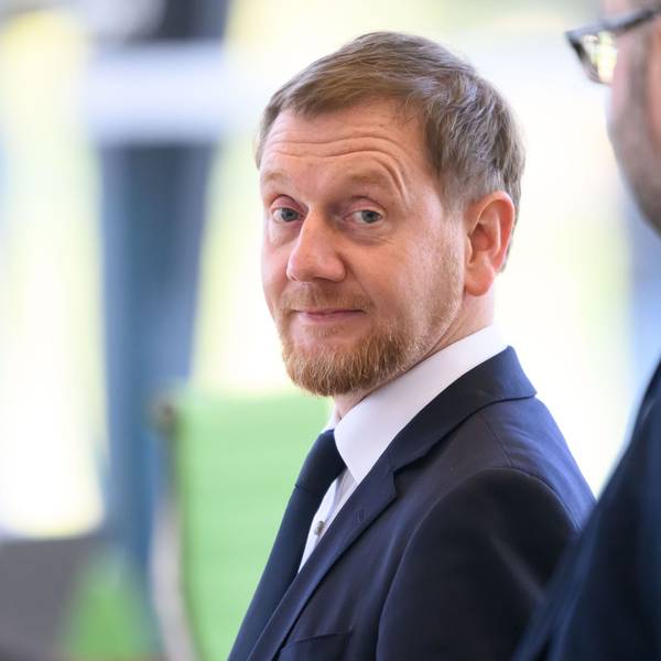 Michael Kretschmer (CDU), Ministerpräsident von Sachsen, steht vor Beginn der Sitzung des Sächsischen Landtages im Plenarsaal. (Archivbild)