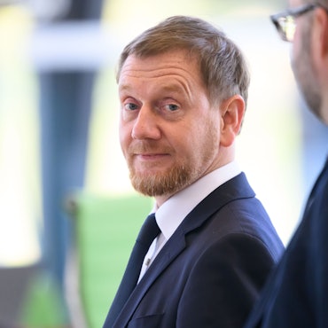 Michael Kretschmer (CDU), Ministerpräsident von Sachsen, steht vor Beginn der Sitzung des Sächsischen Landtages im Plenarsaal. (Archivbild)