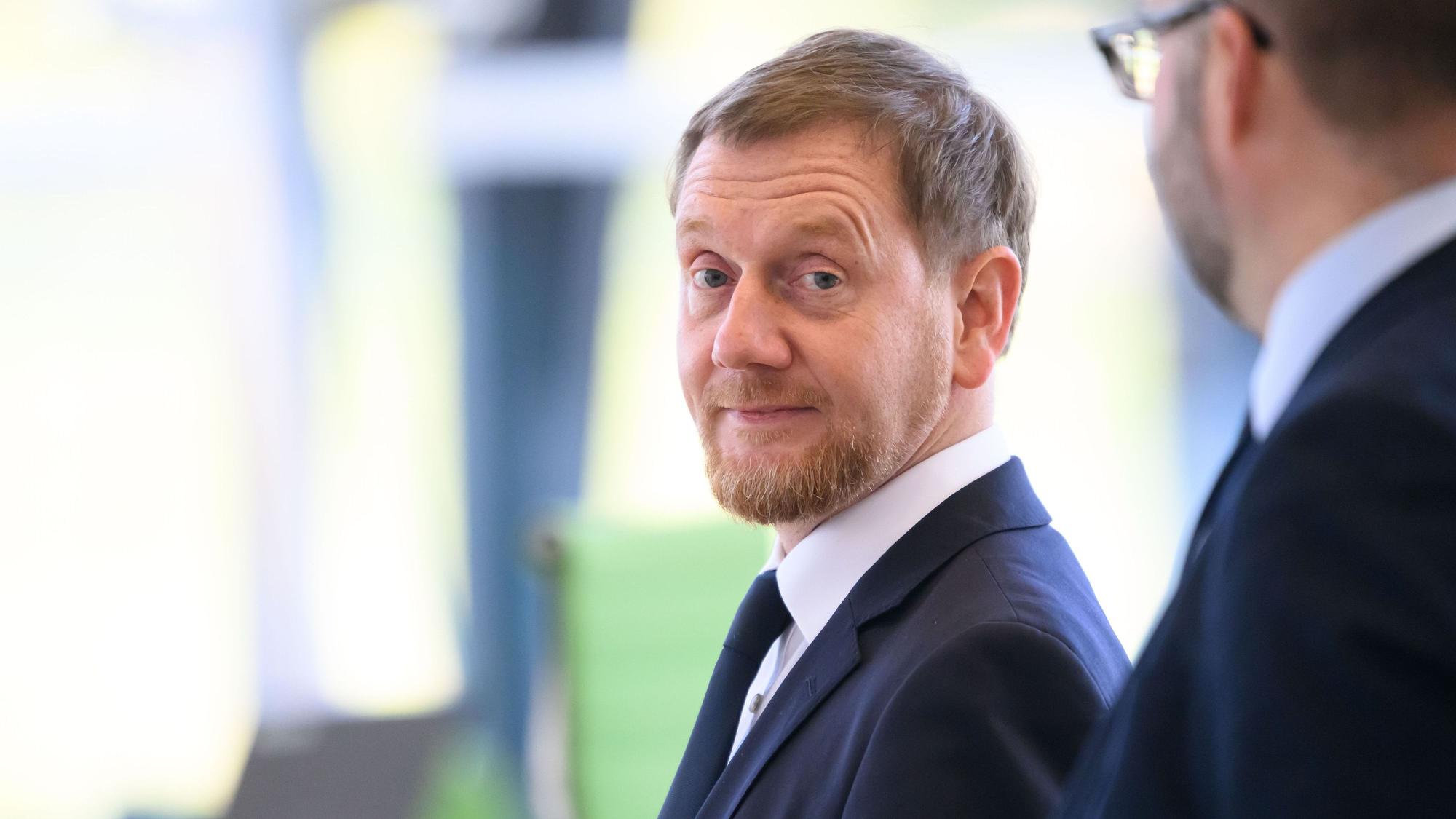Michael Kretschmer (CDU), Ministerpräsident von Sachsen, steht vor Beginn der Sitzung des Sächsischen Landtages im Plenarsaal. (Archivbild)