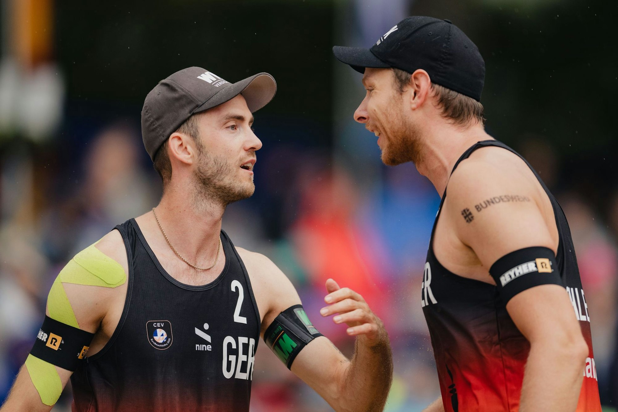 Erfolgreicher Auftakt in die WM: Nils Ehlers (r) und Clemens Wickler (Archivbild)