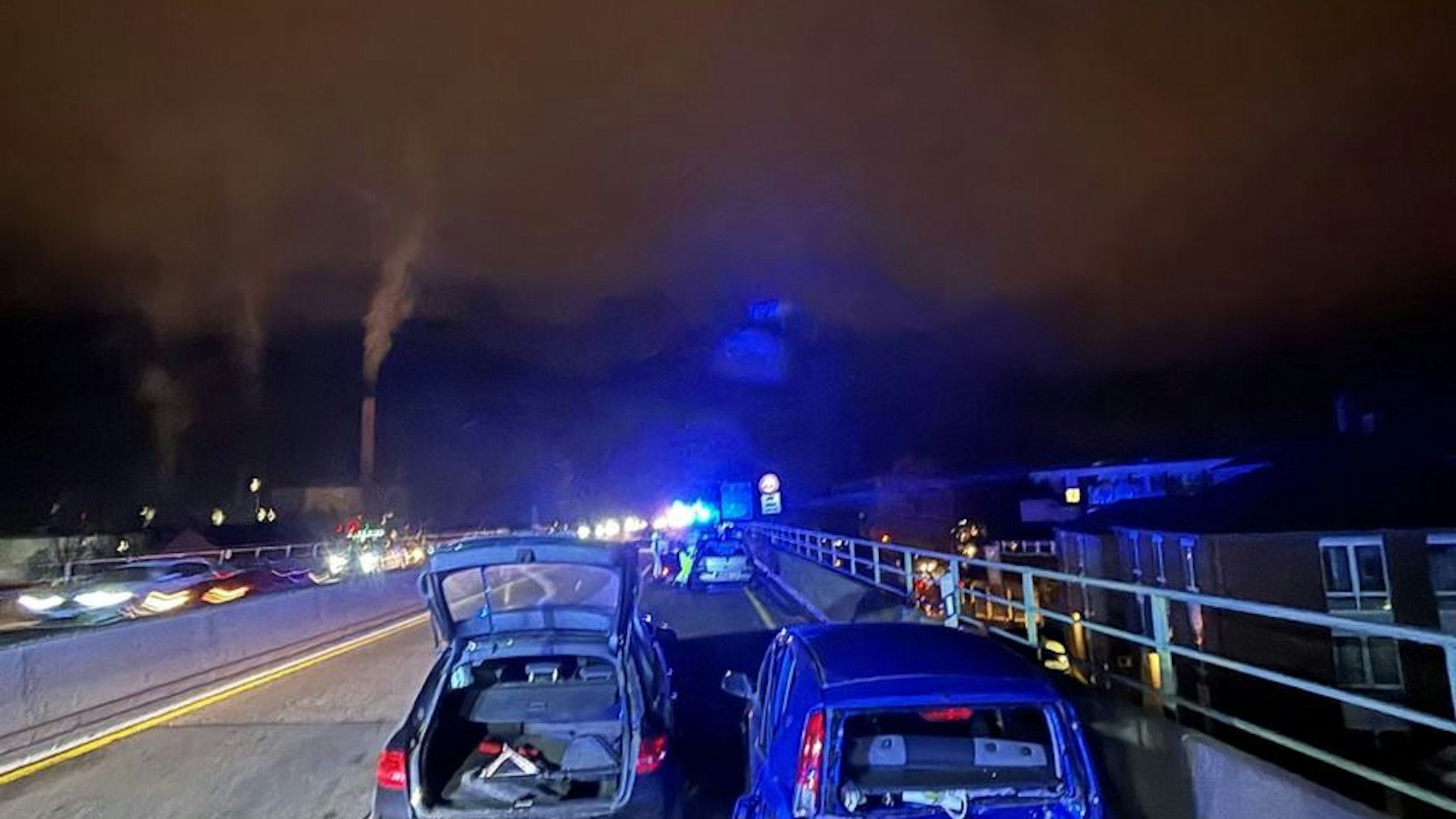 Ein verunfalltes Auto nach einer Kollision auf der Autobahn.