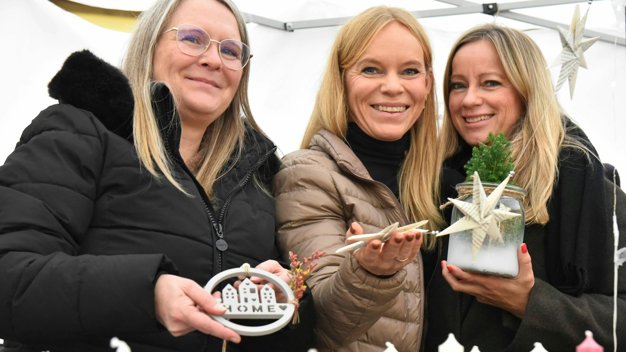 Zu sehen sind Wiebke Meller, Sara Howold und Sonja Güttner, sie halten ihre Dekoartikel in den Händen.