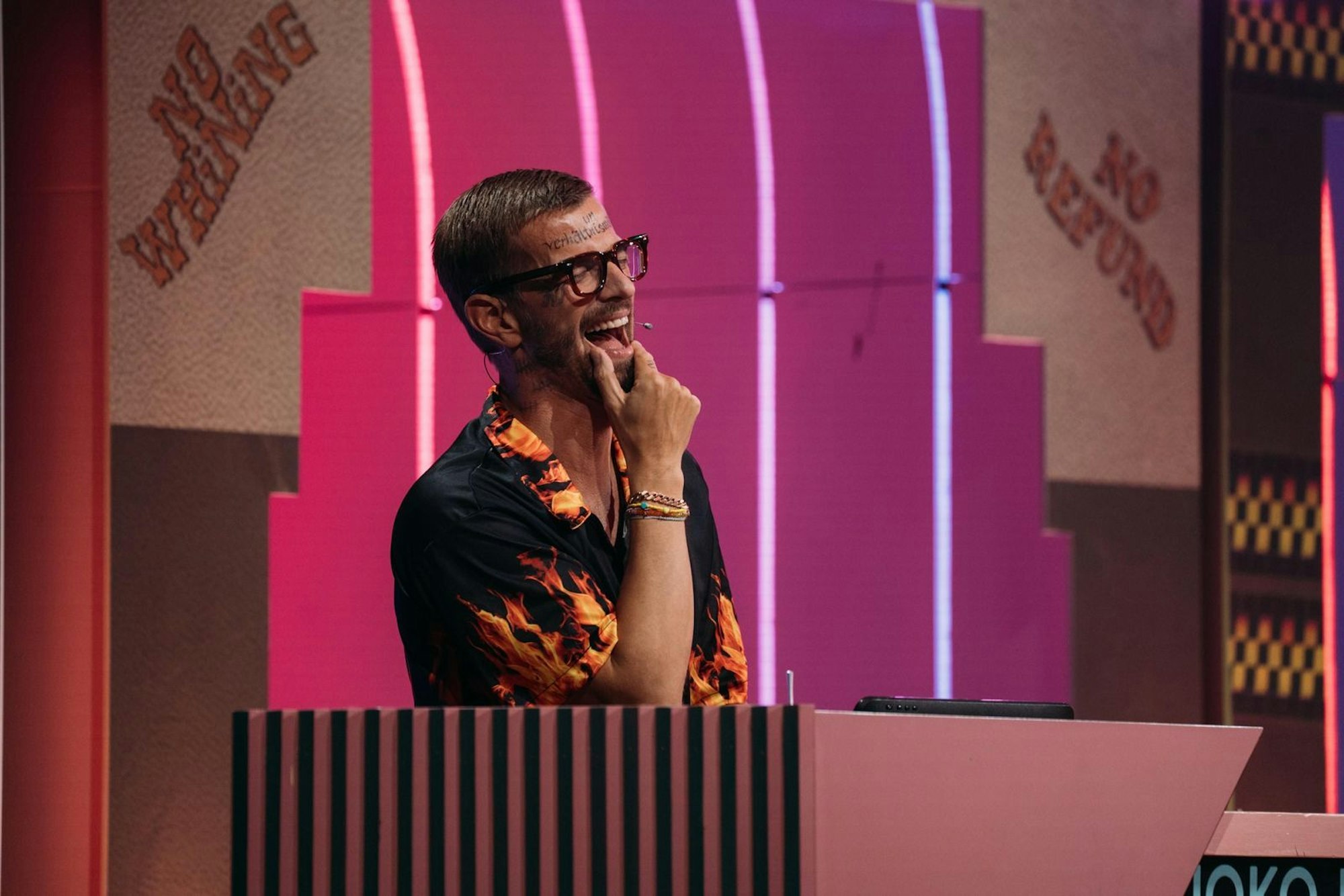 Nimmt sein Outfit mit Humor: Joko Winterscheidt. (Bild: Joyn / Julian Mathieu)