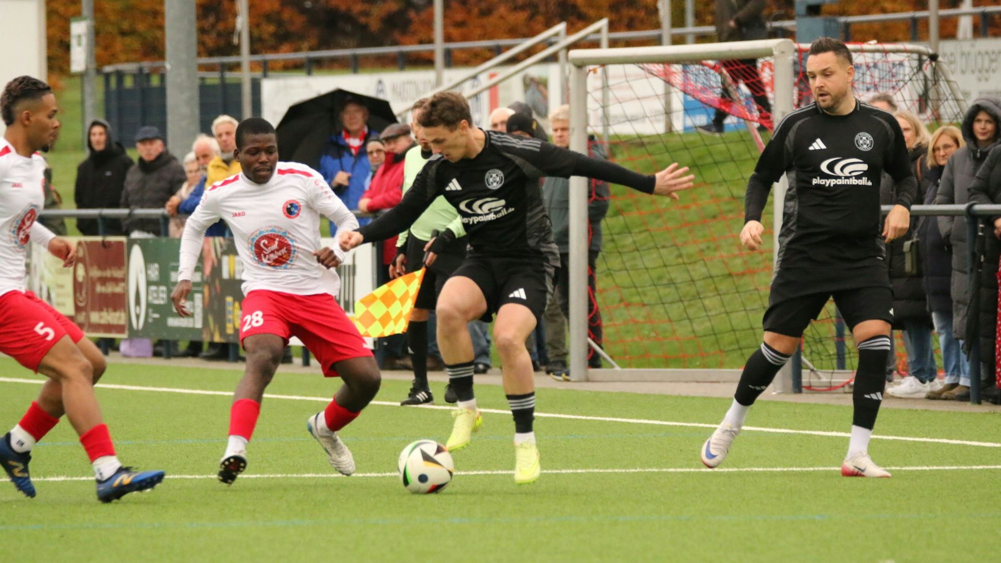 Thomas Leßenich ist am Ball, es nähert sich ein Gegenspieler. Pascal Schiffer schaut aus zwei Metern Entfernung zu.