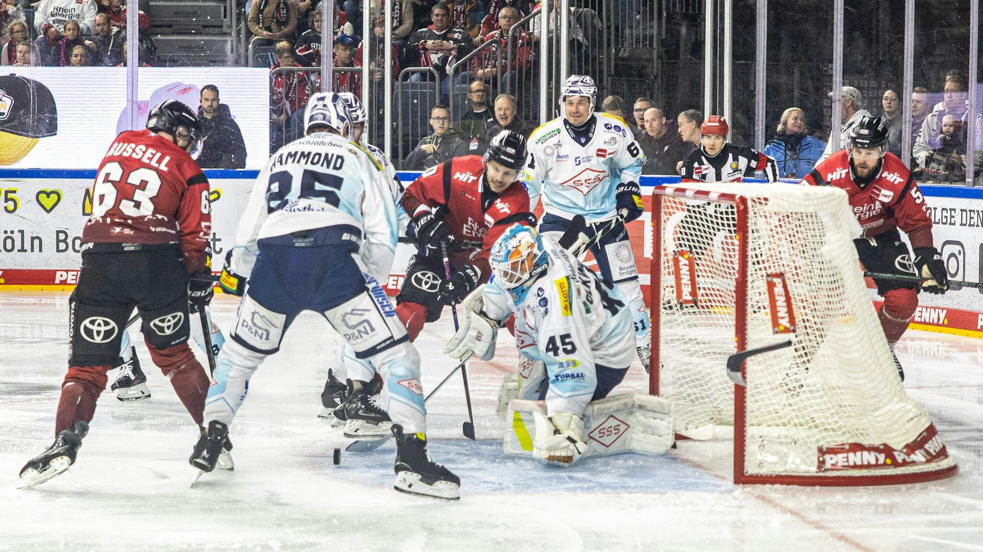 Spielszene aus dem Spiel der Kölner Haie gegen die Dresdner Eislöwen vor dem Dresdner Kasten.