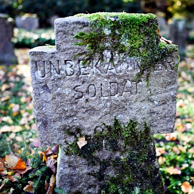 Moos wächst auf dem Grabstein eines unbekannten Soldaten - er starb vor rund 80 Jahren bei den Kämpfen am Niederrhein.